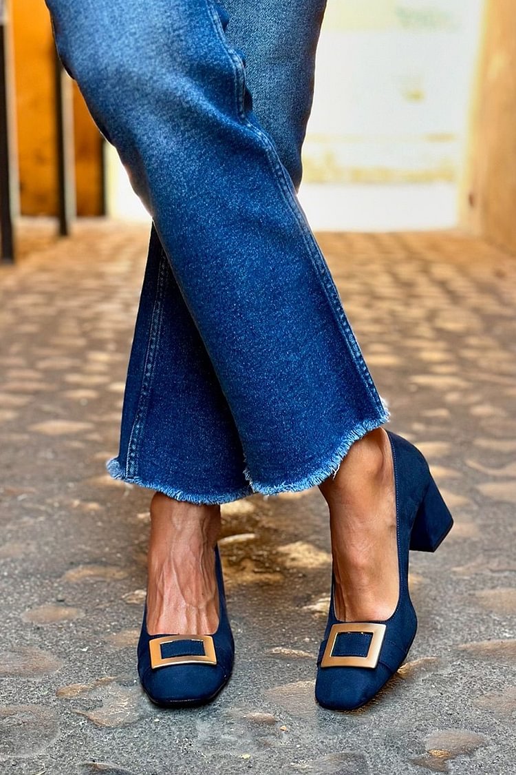 "Hæge | Elegante pumps med gullspenne" can be rewritten as "Hæge | Stilige pumps med gullspenne".