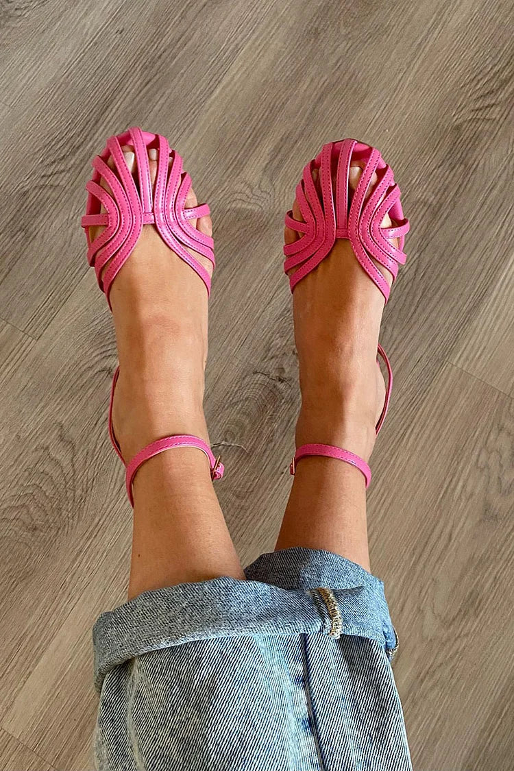 Katinka | Gullfargede sandaler med vifteformet stil