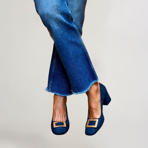 "Hæge | Elegante pumps med gullspenne" can be rewritten as "Hæge | Stilige pumps med gullspenne".