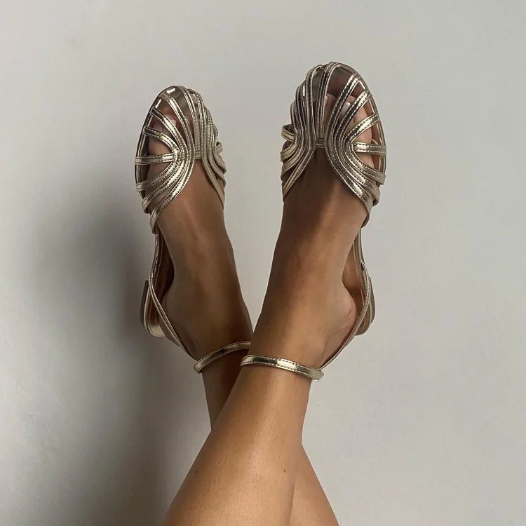 Katinka | Gullfargede sandaler med vifteformet stil