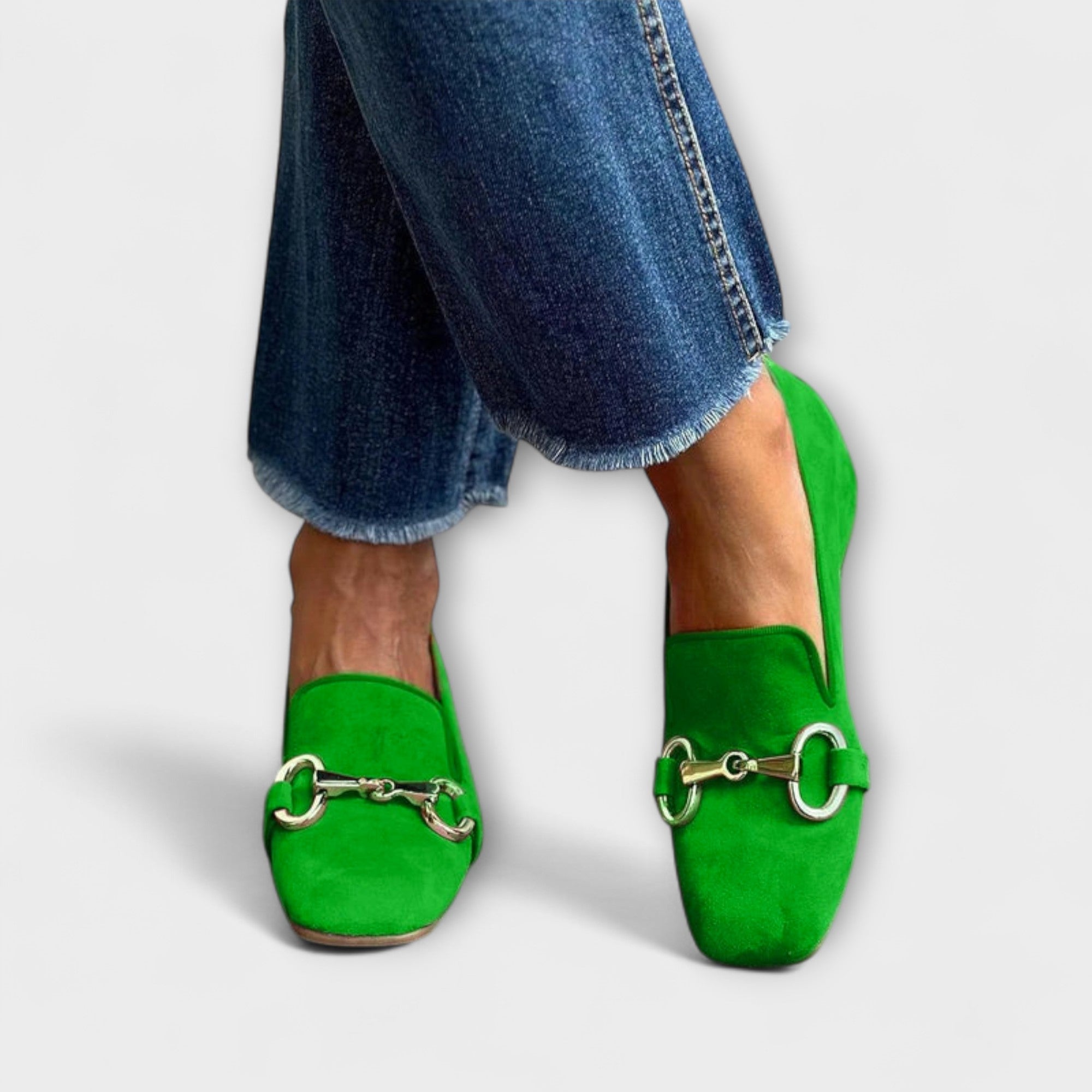 "Taliah | Klassiske loafers med metallspenne" could be rewritten as "Taliah | Klassiske loafers med metallisk spenne".